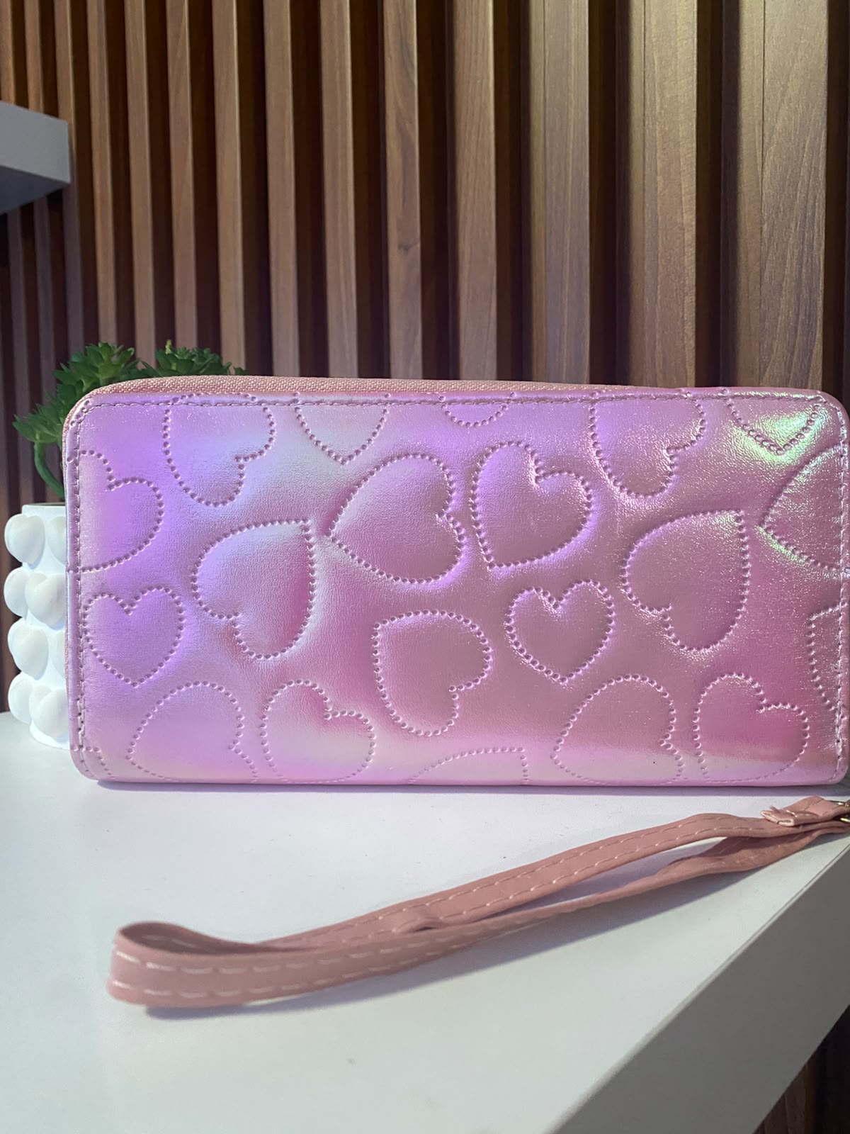 Hermosa billetera rosada con diseño de corazones