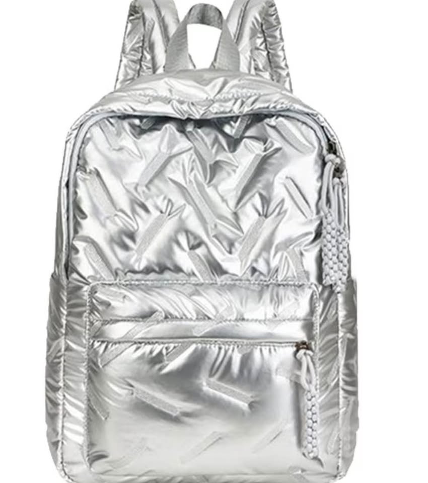Mochila plateada elegante de buena capacidad