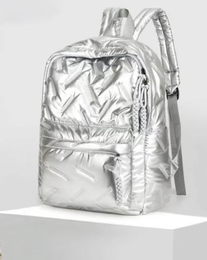 Mochila plateada elegante de buena capacidad