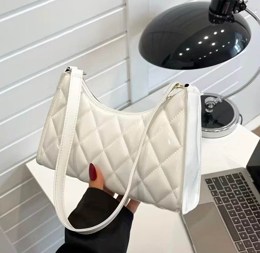Cartera rombos disponible color blanco