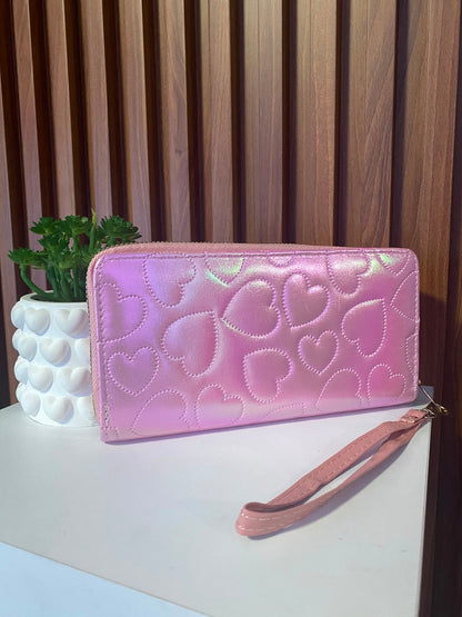 Hermosa billetera rosada con diseño de corazones