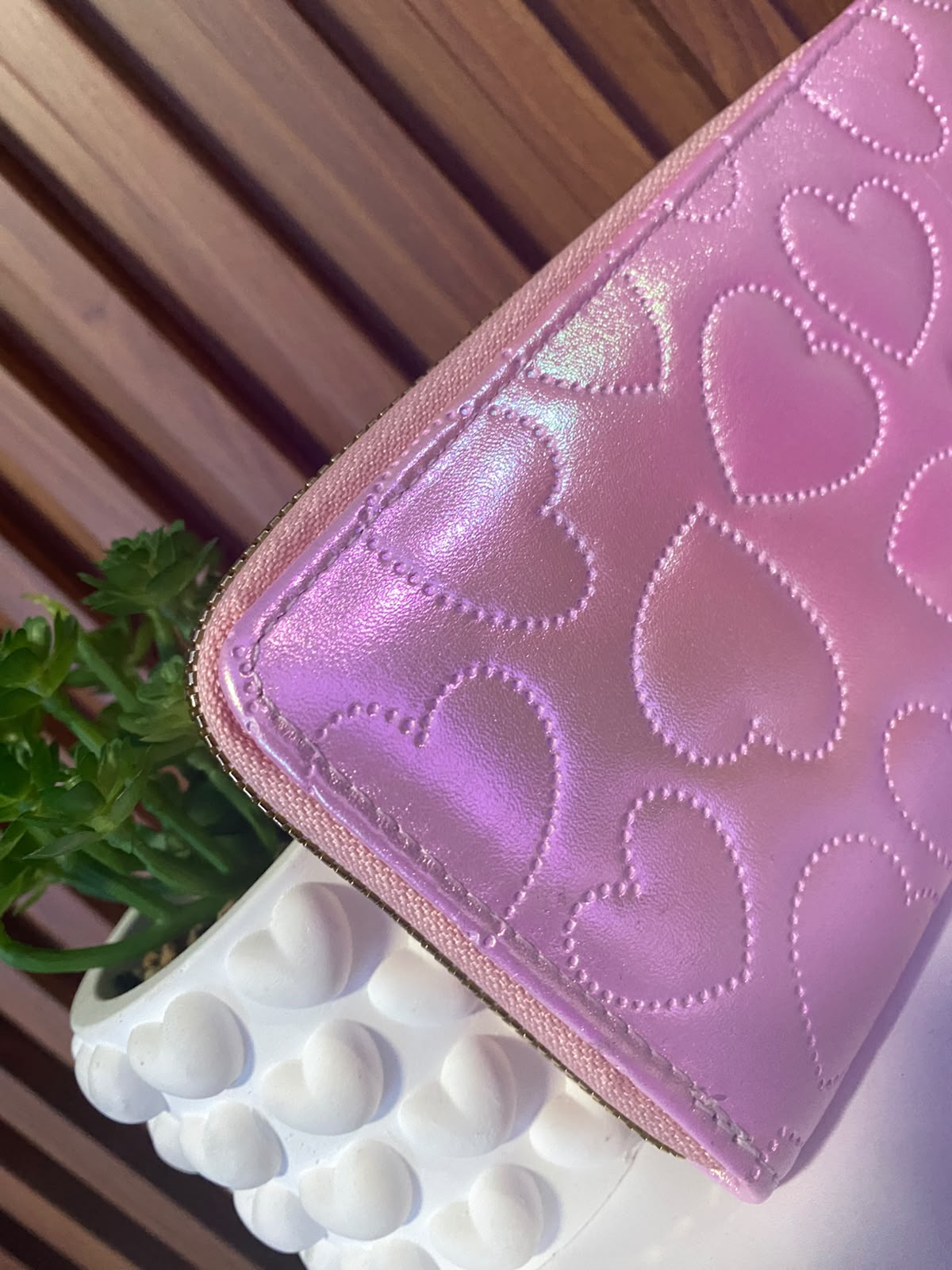 Hermosa billetera rosada con diseño de corazones