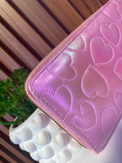 Hermosa billetera rosada con diseño de corazones