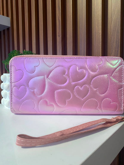 Hermosa billetera rosada con diseño de corazones