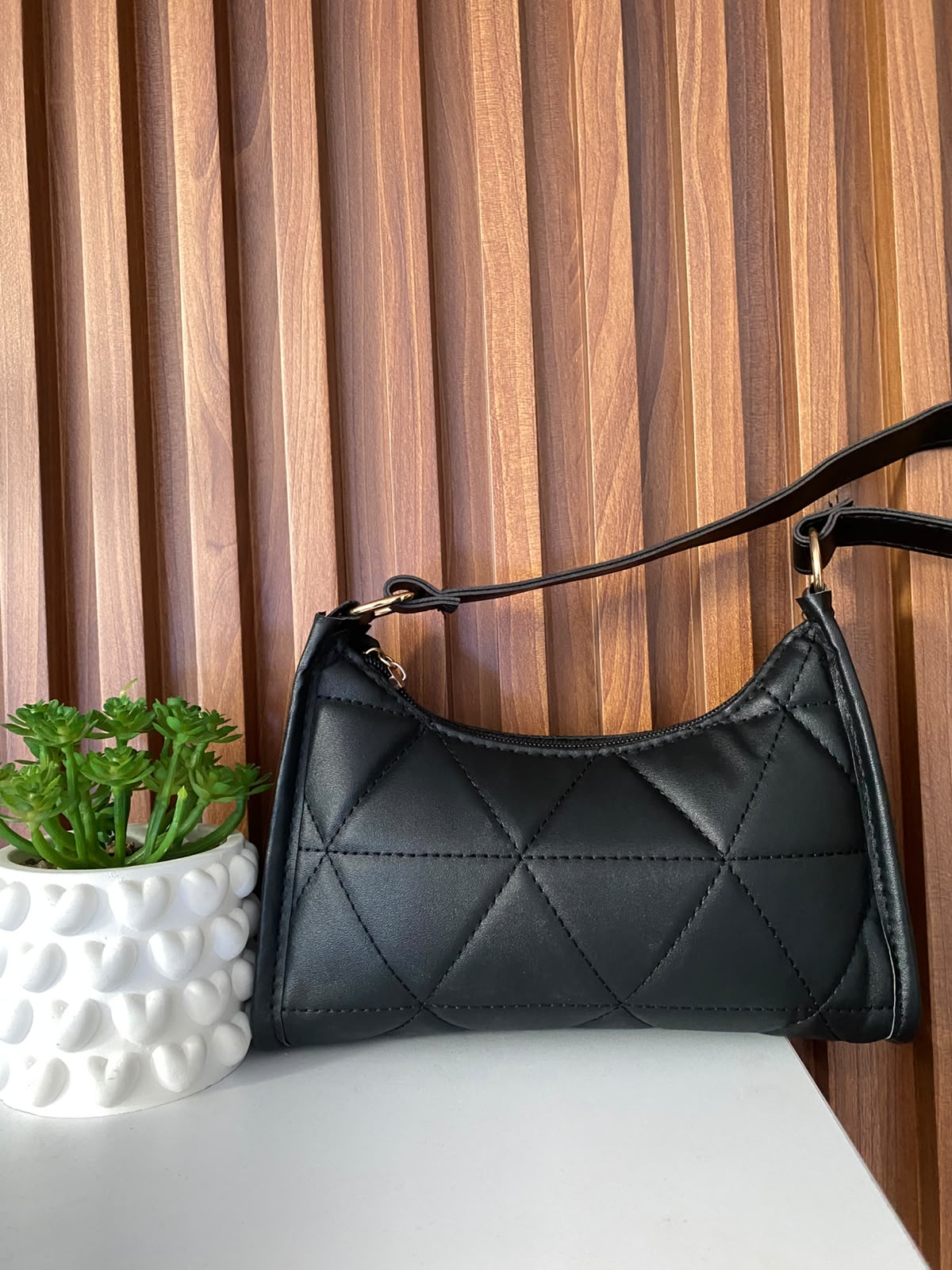 Cartera elegante color negro con diseño de rombos