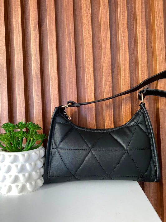 Cartera elegante color negro con diseño de rombos
