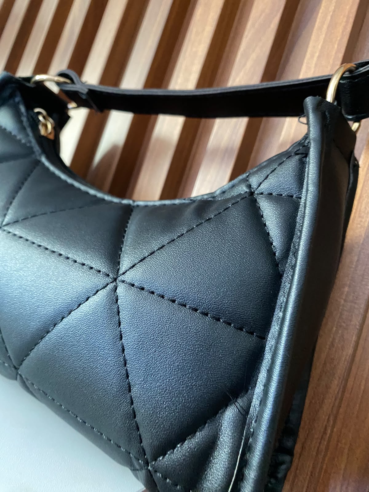 Cartera elegante color negro con diseño de rombos