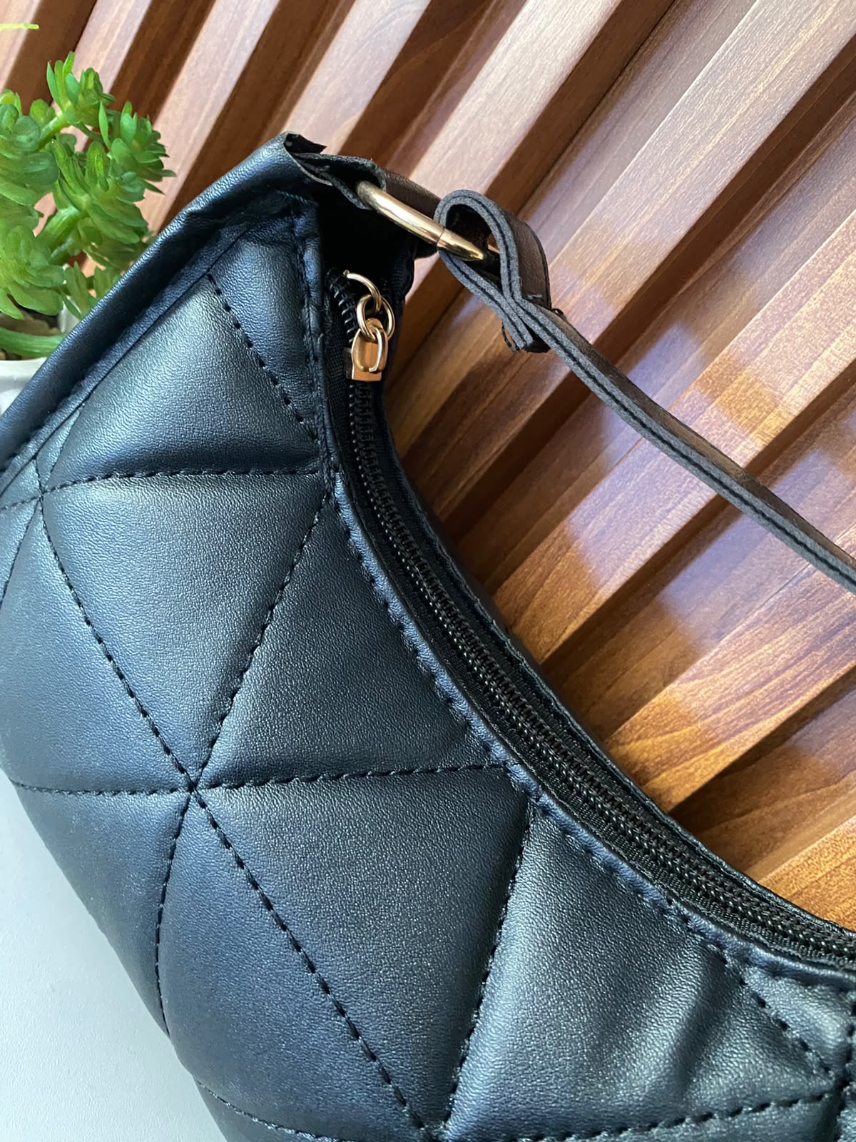 Cartera elegante color negro con diseño de rombos
