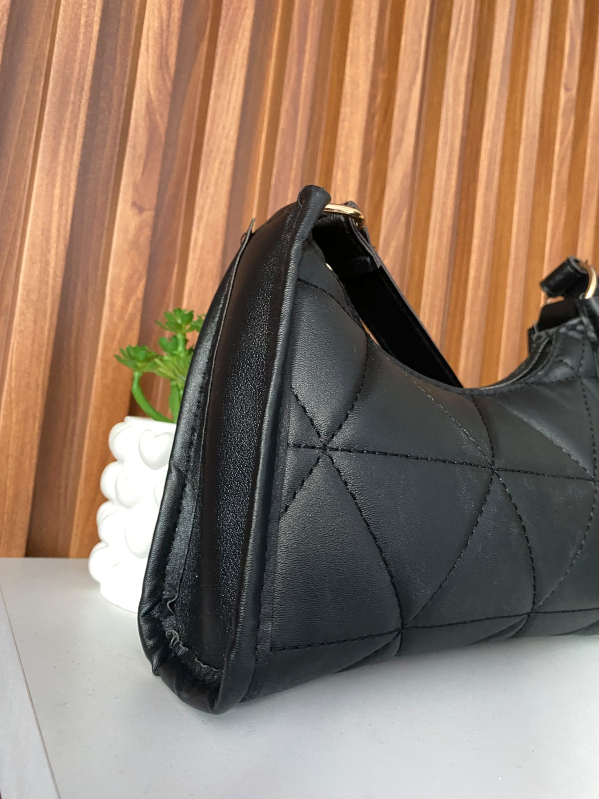Cartera elegante color negro con diseño de rombos