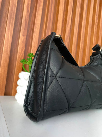 Cartera elegante color negro con diseño de rombos