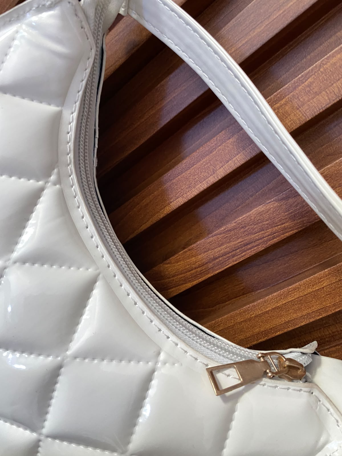 Cartera rombos disponible color blanco
