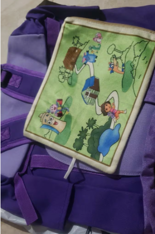 Mochila de Dora la exploradora incluye cartuchera en forma de mapa